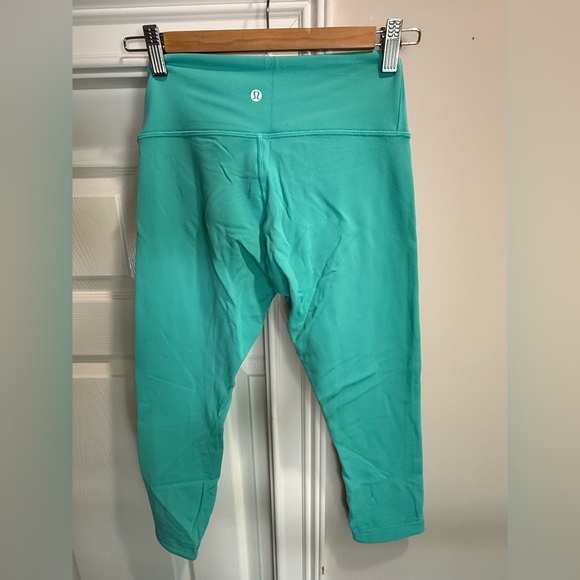 Lululemon 16 pairs of capri leggings. Different styles and colors - Picture 5 of 14